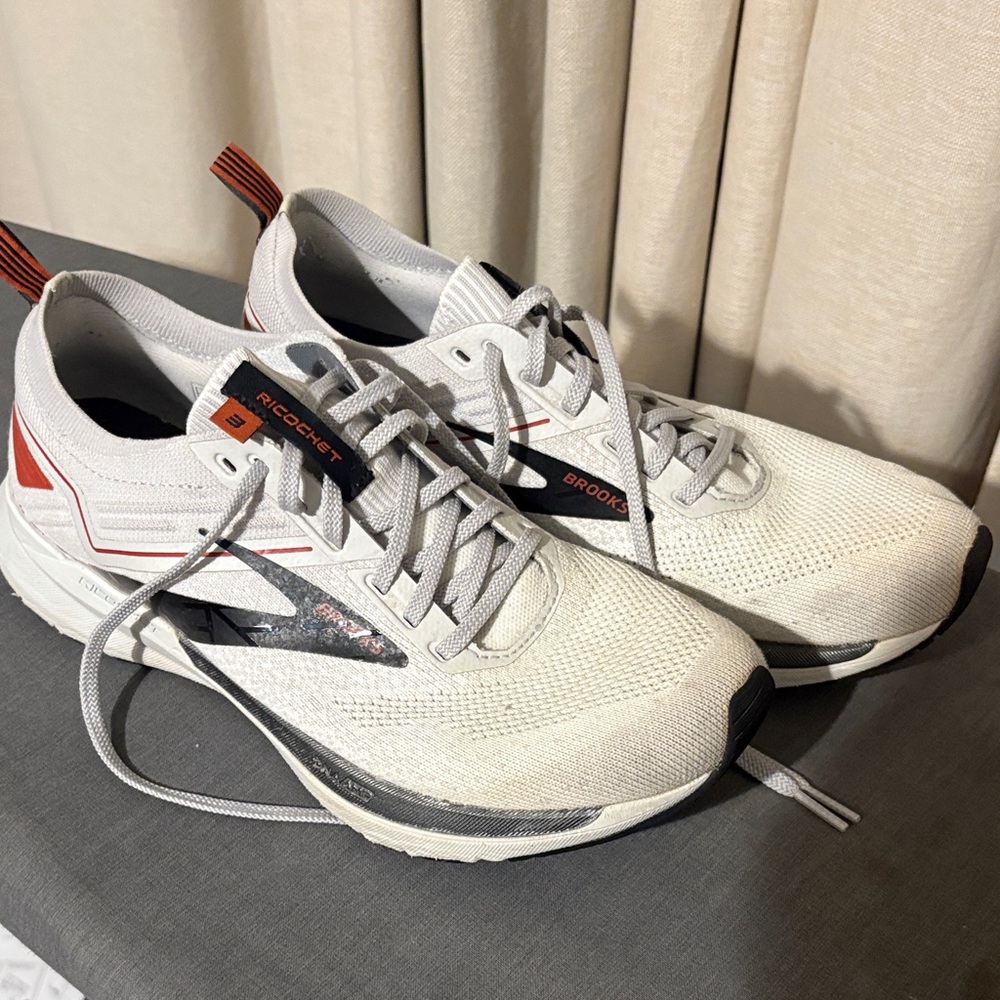 Brooks White and Red Athletic Sneakers Size‎ 10